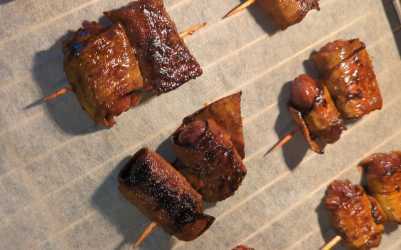 Datteln im Speckmantel aus Bananenschalen Rezept