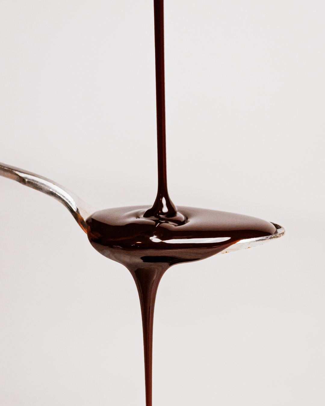 flüssige Schokolade auf einem Löffel