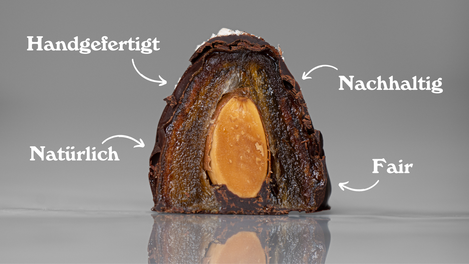 Eine leckere und gesunde Dattelpraline mit ganzer gerösteter Mandel, welche natürlich, handgefertigt, nachhaltig und fair ist.