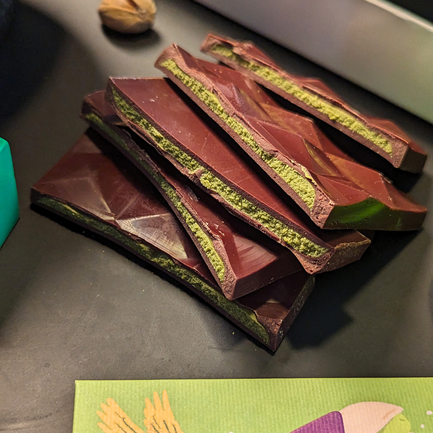 Aufgeschnittene Dattelschokolade Bomba di Pistacchio