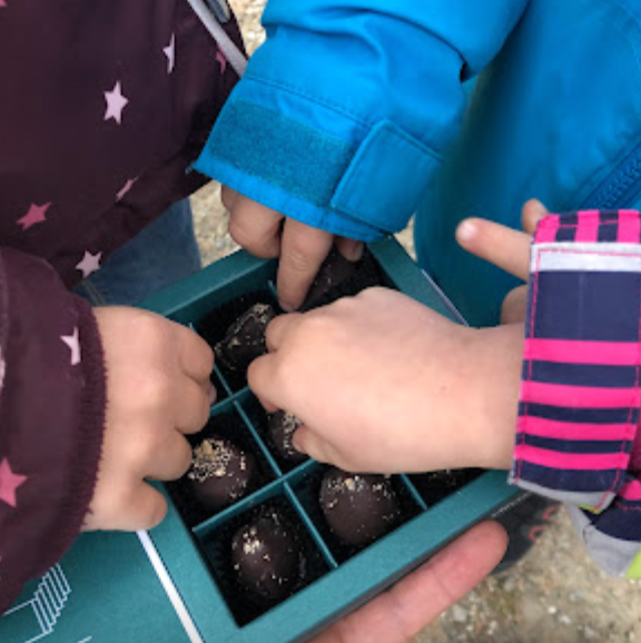 Kinder die Pralinen der Marke djoon mit Datteln und ohne Zuckerzusatz essen.
