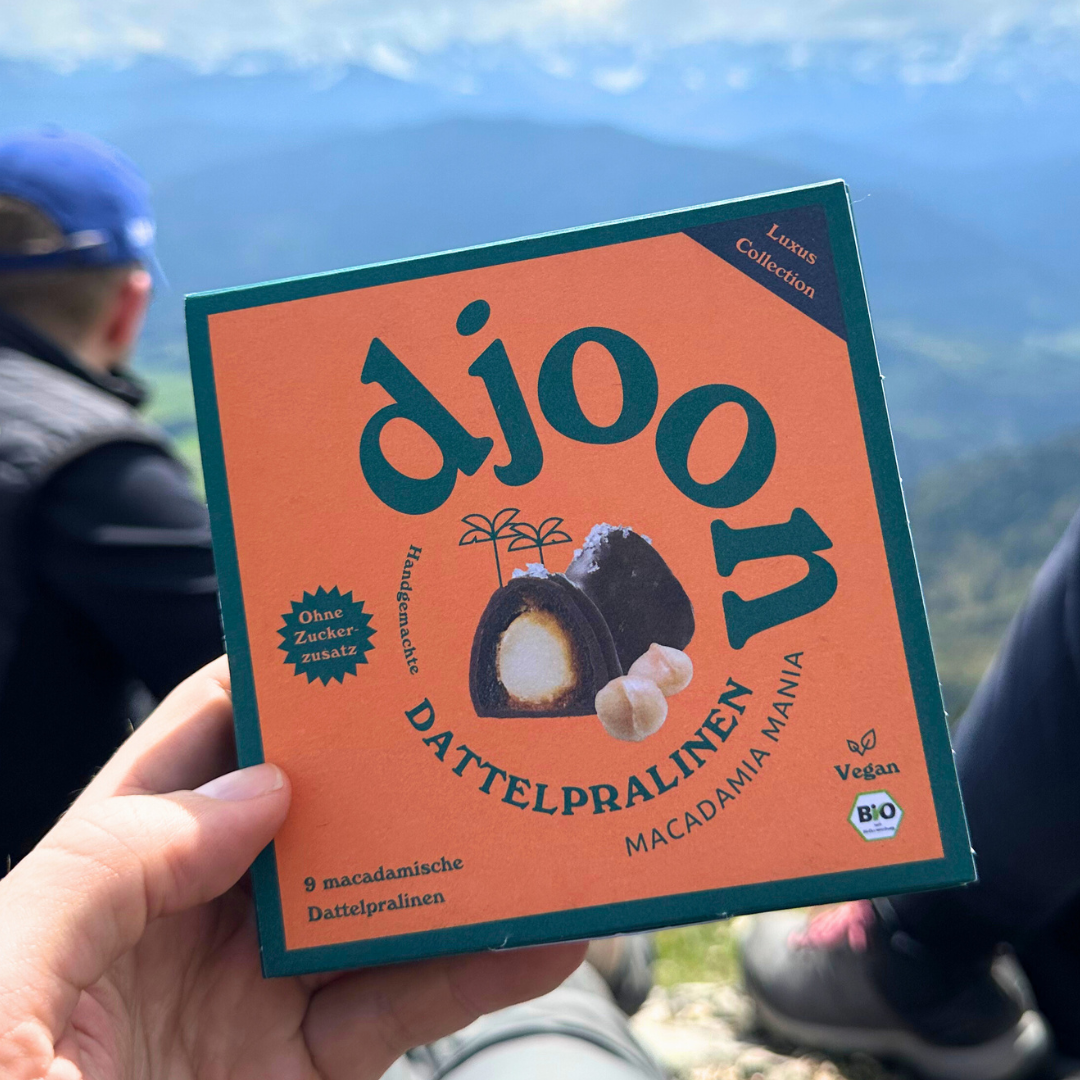 Die Verpackung der djoon Pralinen überrascht mit besonderen Details, so auch die der Macadamia Mania