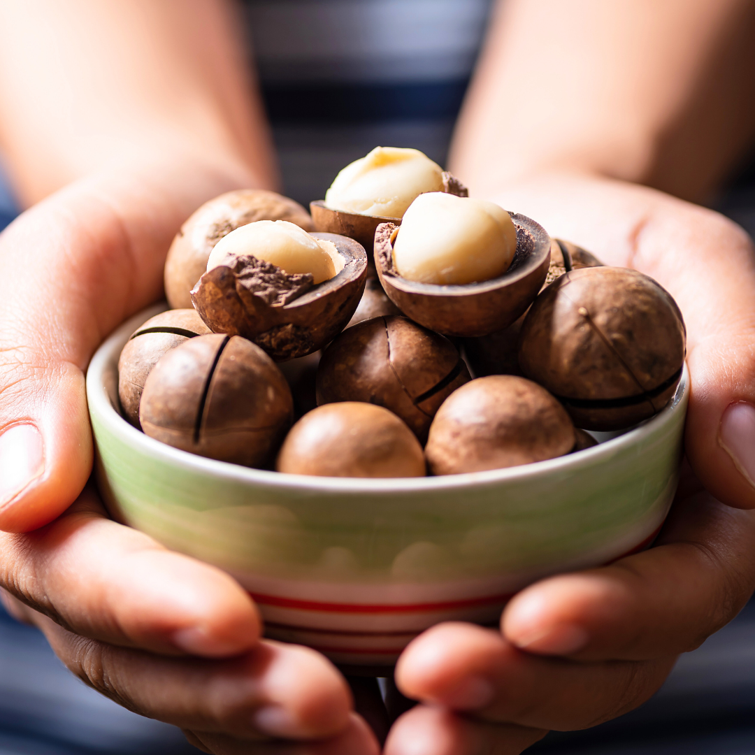 Eine kleine Nuss mit großer Geste, hat die Geschichte gezeigt und kannst du jetzt auch deinen Liebsten mit den djoon Dattelpralinen mit Macadamia Füllung