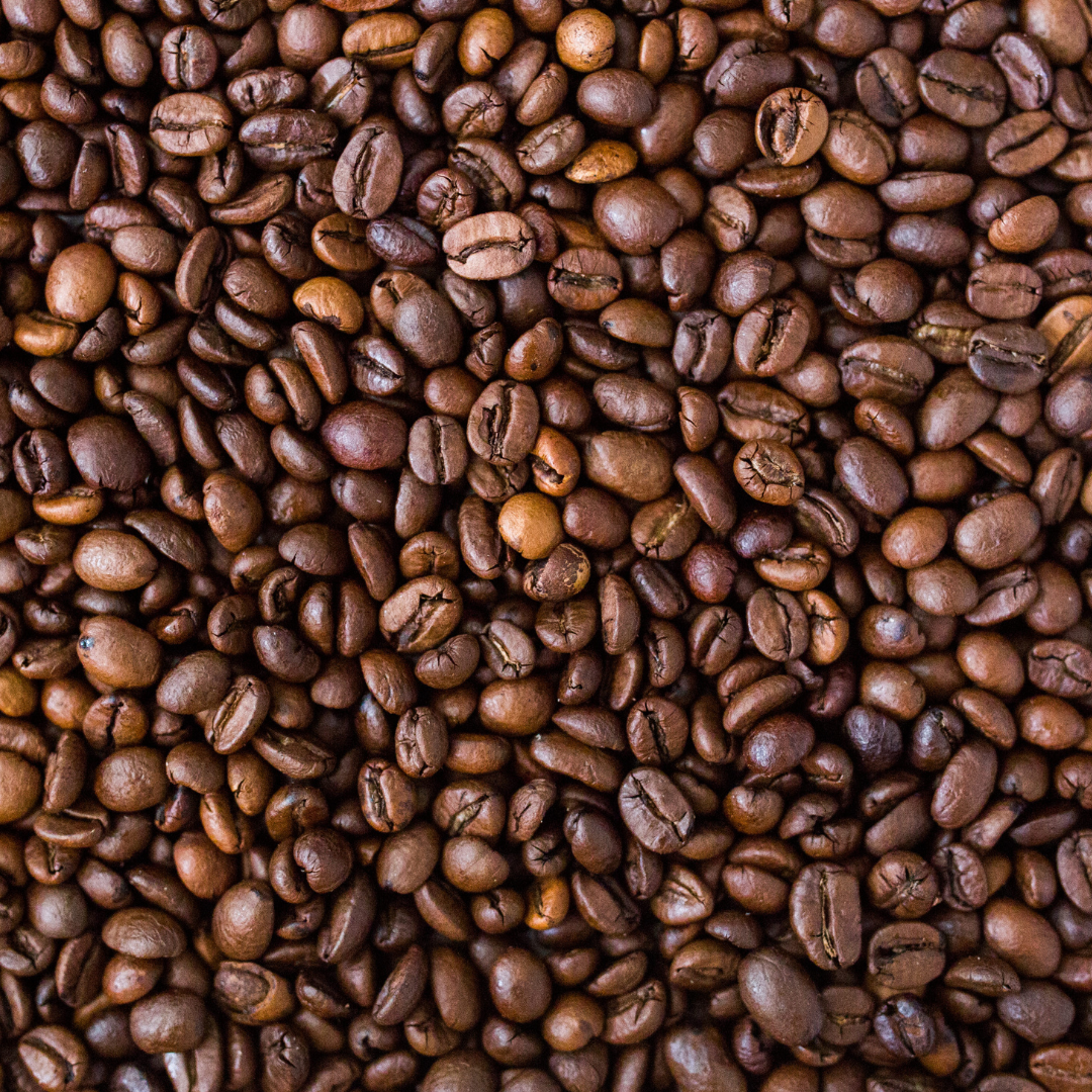 Espressobohnen gehören bei der Espresso Crunch Praline von djoon nicht nur in die Füllung, sondern auch als Topping oben auf