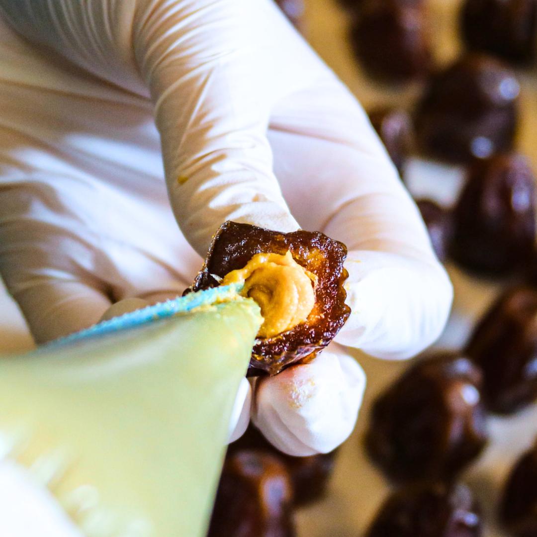 Jede djoon Dattelpraline ist ein Unikat, hergestellt in einer kleinen Manufaktur in München