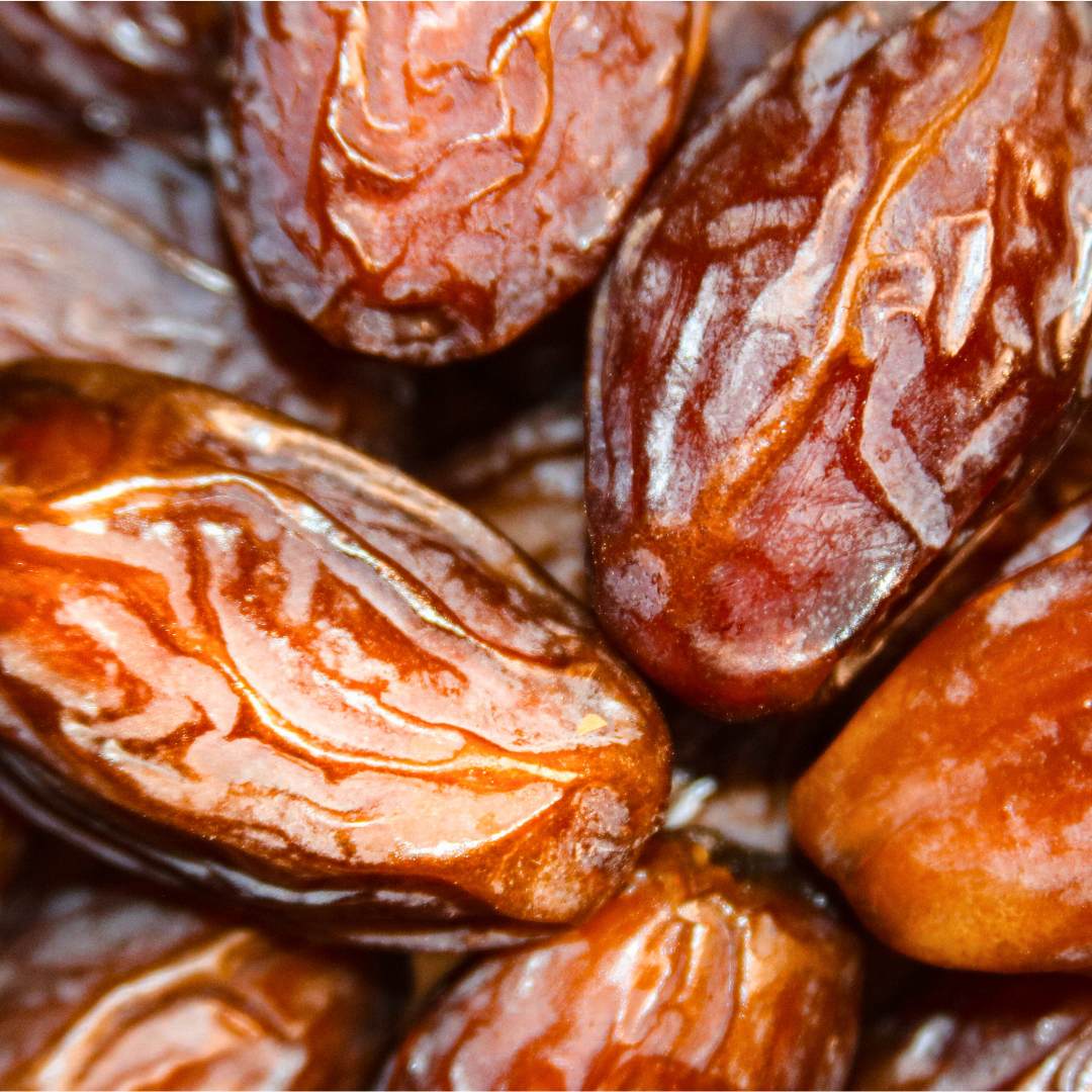 Energie aus der Natur erhältst du in der leckersten Form mit den halbierten Dattelpralinen von djoon