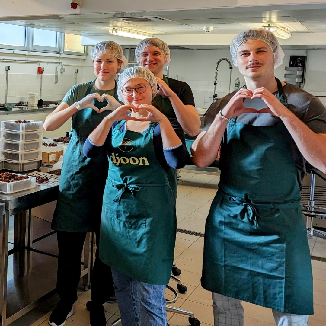 Beim Team von djoon sitzt jeder Handgriff, damit jede einzelne Praline perfekt wird und jede einzelne Praline einzigartig