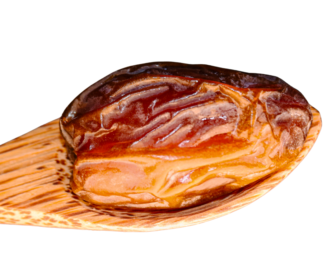 Eine Nahaufnahme der djoon Medjool Dattel zeigt die Größe und Saftigkeit der Superfruit