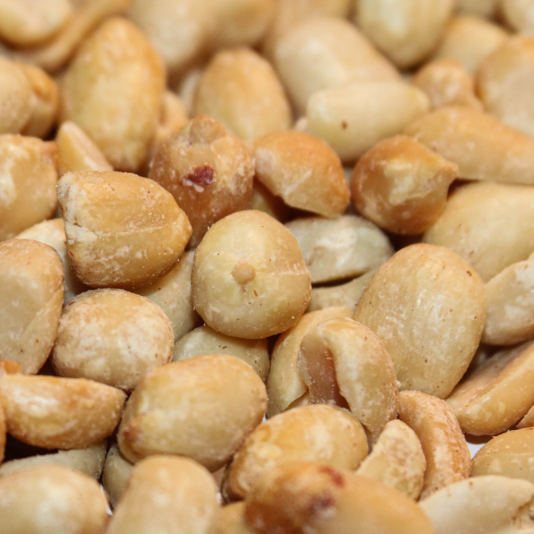 Eine Nahaufnahme unserer gerösteten Erdnüsse zeigt die Lucky Peanuts bevor sie zur cremigen Füllung der Medjool Dattel werden