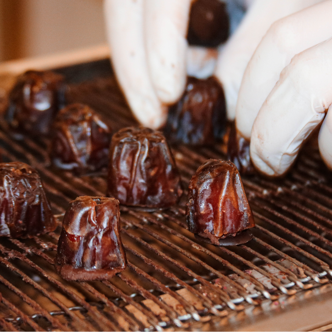 Handgemachte djoon Dattelpralinen - sorgfältig gefertigt in unserer Münchener Manufaktur