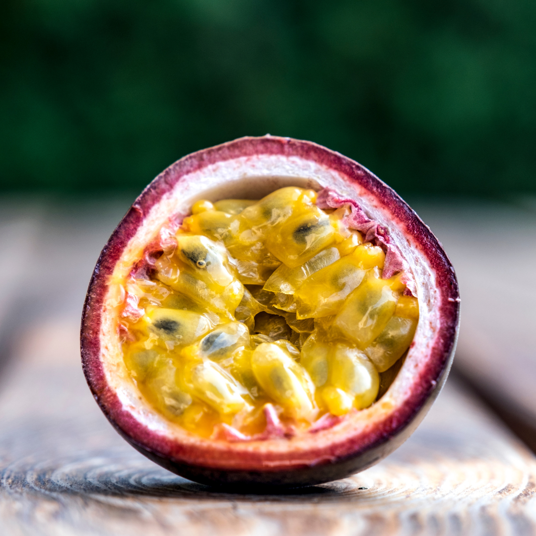 Die Maracuja steckt voller Nährstoffe, die in der djoon Maracuja Madness Praline neben leckerem Geschmack auch Energie liefert