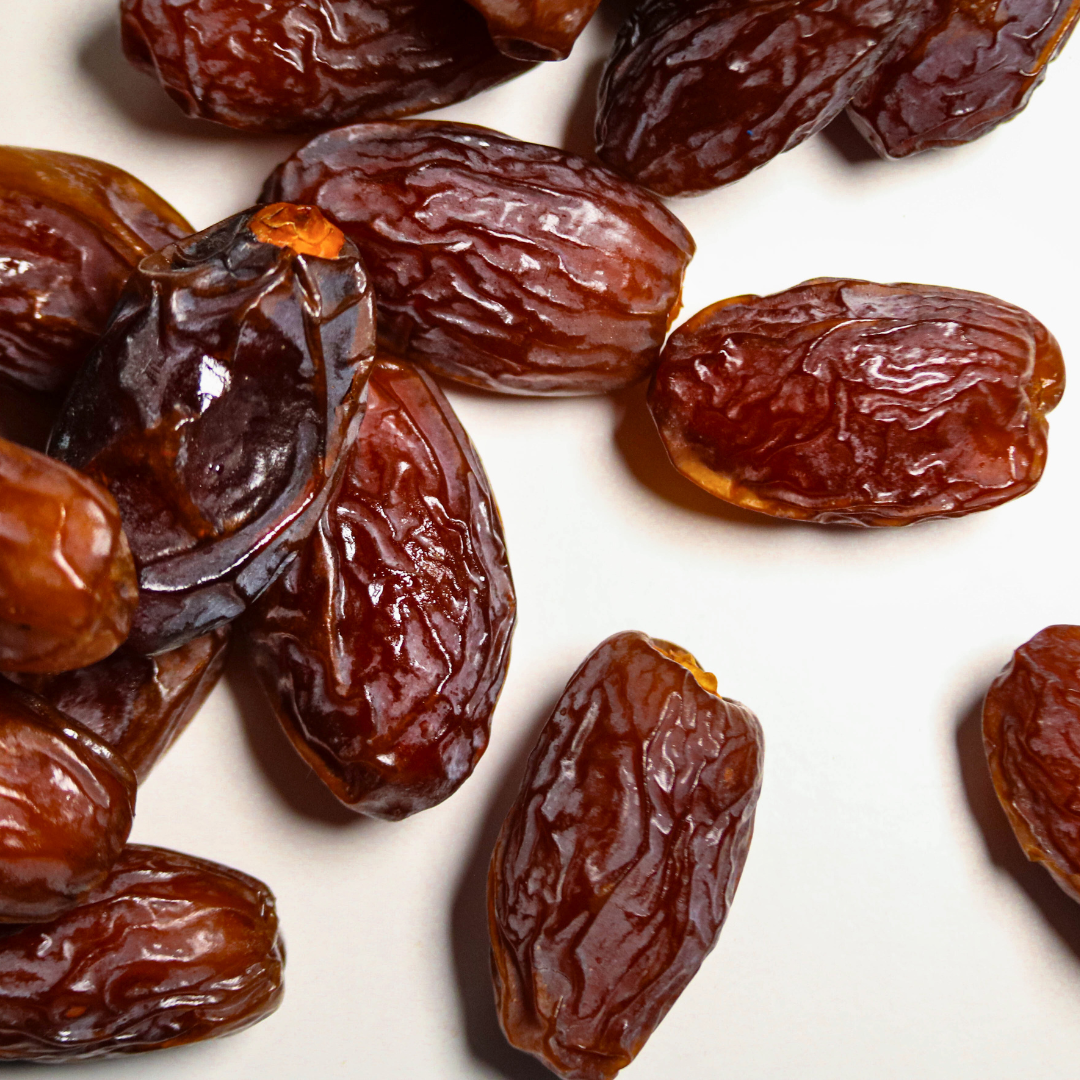 Medjool Datteln sind die Königin der Datteln und daher genau das richtige für die Dattelpralinen von djoon
