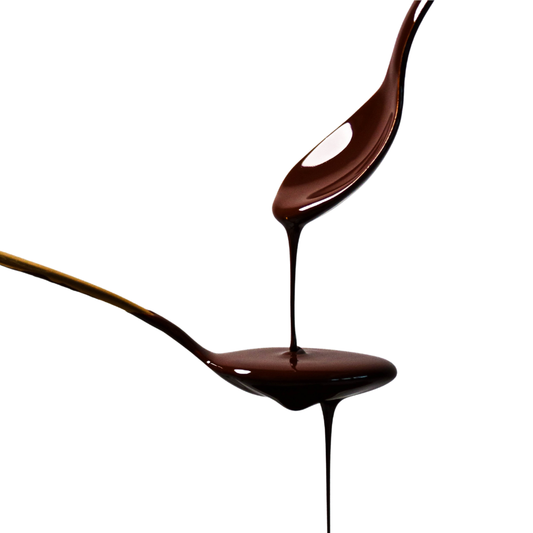 100% Kakao ist intensiv schokoladig und ohne Zuckerzusatz und umarmt unsere natürlich süßen Dattelpralinen perfekt