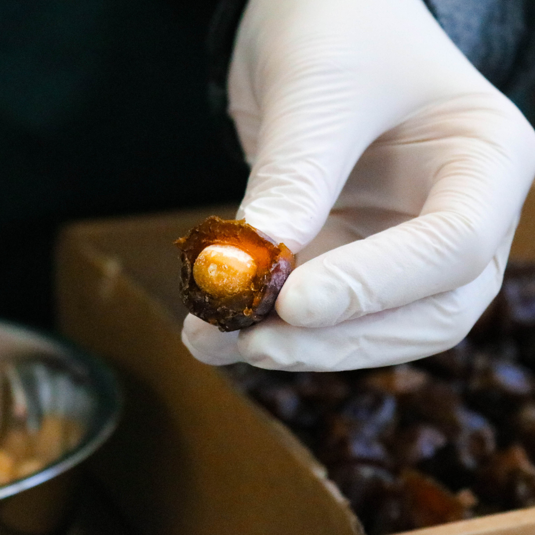 Handgemachte Macadamia Mania djoon Dattelpraline in der Manufaktur in München