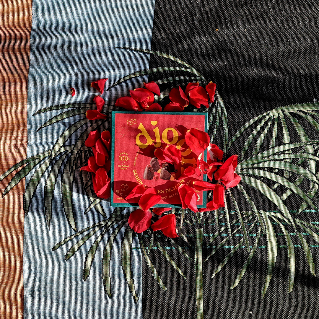 Feinste Pralinen im Päckchen mit Rosenblättern zum besonderen Anlass