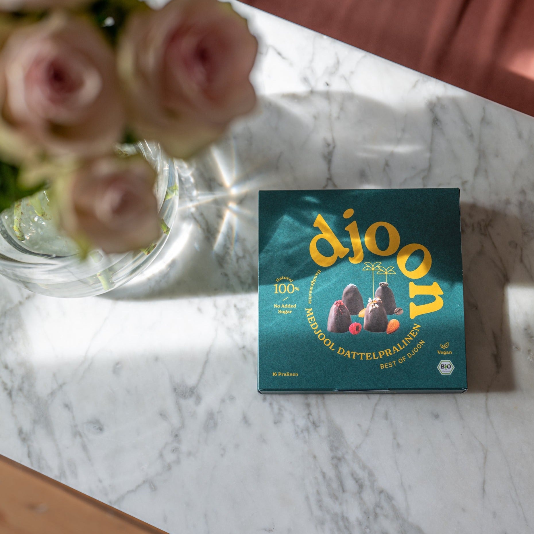 Packung djoon Pralinen aus Datteln mit buntem Packungsdesign und logo