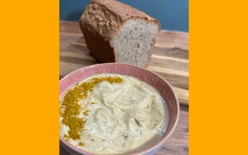 Brot mit Curry-Dattel Aufstrich