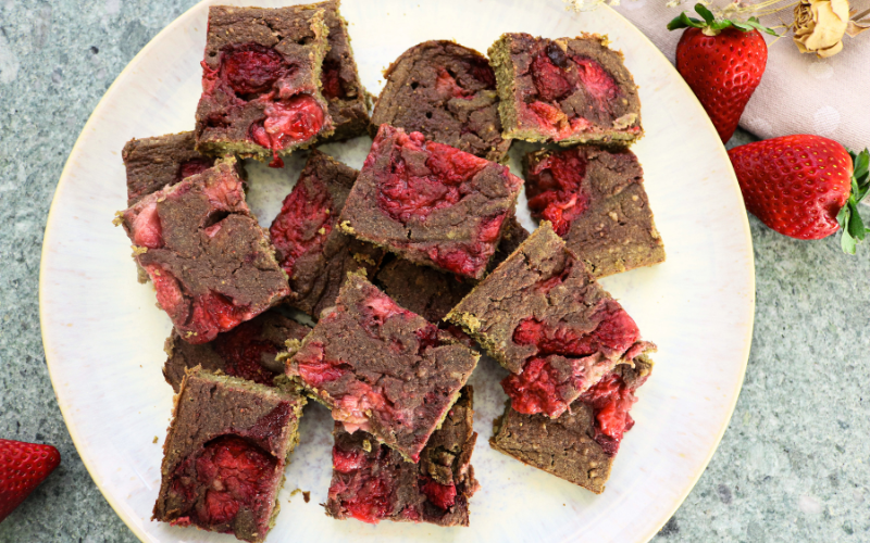 Strawberry Matcha Blondies selber machen