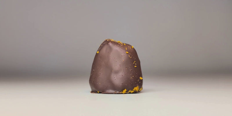 Ein wahr gewordener Maracujatraum zeigt sich im Anschnitt der djoon Dattelpraline Maracuja Madness